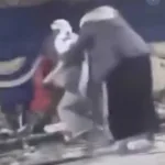 شاهد.. مشرف حوثي يكسر مكبرات الصوت لمنع الغناء في أحد الأعراس (فيديو)