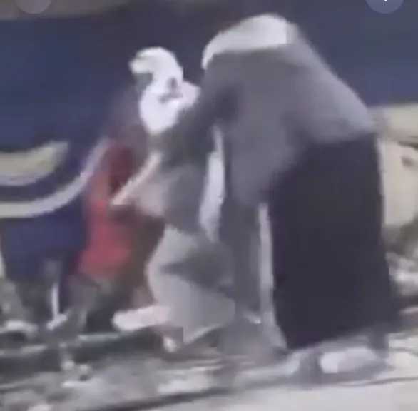 شاهد.. مشرف حوثي يكسر مكبرات الصوت لمنع الغناء في أحد الأعراس (فيديو)