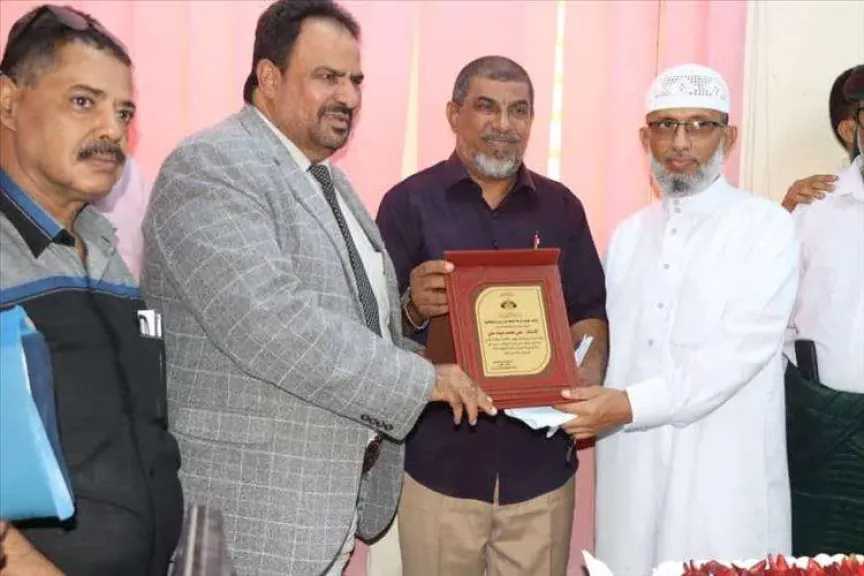 شركة النفط اليمنية تكرم مدير المبيعات السابق.. ”درع الوفاء” تقديراً لمسيرة علي عبده المهنية.