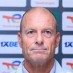 شوبير: الأهلي مش بيعرف يعمل عقود.. وتوروب لازم يكمل لحد بداية الموسم الجديد