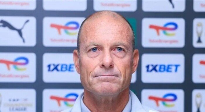 شوبير: الأهلي مش بيعرف يعمل عقود.. وتوروب لازم يكمل لحد بداية الموسم الجديد