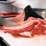 صاحب ملحمة بتعز يذبح ”بقرة ميتة” ويبيعها للناس! (تفاصيل مروعة)