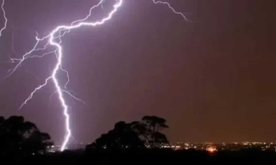 صاعقة رعدية تخطف روح طفل خلال رعي الأغنام غربي اليمن