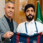 صور : جوهور يُصحح تصرف لاعبه المثير ضد المُسعف السعودي خلال لقاء الأهلي !