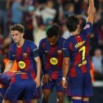 صور.. فليك واللاعبين ينتظرون استئناف المباراة