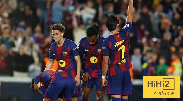 صور.. فليك واللاعبين ينتظرون استئناف المباراة