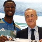 صورة .. بيريز يهدي كامافينغا بقميص خاص