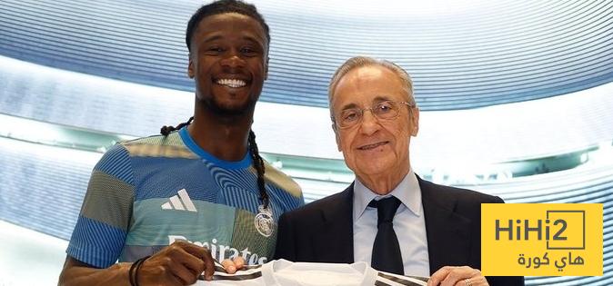 صورة .. بيريز يهدي كامافينغا بقميص خاص