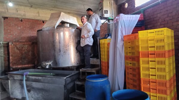 ضبط 3 أطنان لبن فاسد ومواد خطرة داخل مصنع ألبان غير مرخص بالقوصية