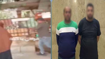 ضبط بائعين سكبا المياه على الرصيف لمنع جلوس المواطنين