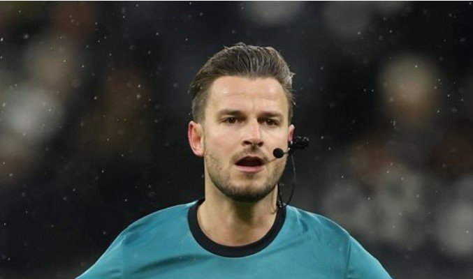 طاقم ألماني لإدارة مباراة الأهلي وبيراميدز