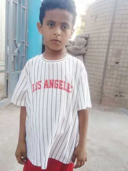 طفل يُقدّر عمره بـ5 سنوات يُعثر عليه وحيداً في عدن.. و«الأمن» يستنفر للبحث عن ذويه