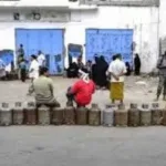طوابير الغاز تخنق تعز والسائقون يهددون بالإضراب