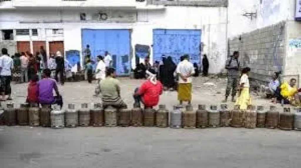 طوابير الغاز تخنق تعز والسائقون يهددون بالإضراب