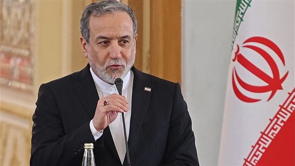 عراقجي يجري محادثات هاتفية منفصلة مع وزير الخارجية وقائد الجيش الباكستانيين حول الهدنة