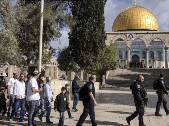 عشرات المستعمرين يقتحمون المسجد الأقصى بحماية مشددة من قوات الاحتلال الإسرائيلي