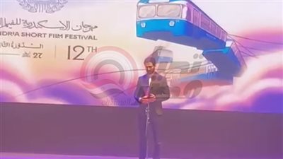 عصام عمر بعد تكريمه في مهرجان الإسكندرية للفيلم القصير: في ناس أهم مني