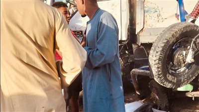 عطل مفاجئ يشعل حادث نجع حمادي .. تريلا تفقد السيطرة وتصدم 5 مركبات