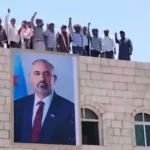 عناصر ”المجلس المنحل” ترفع صورة الزبيدي الهارب في سقطرى