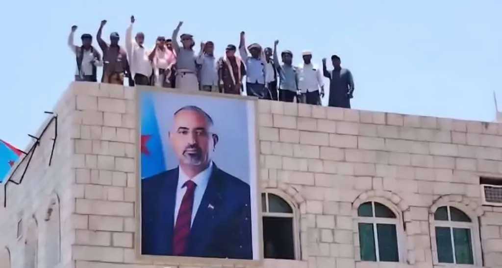 عناصر ”المجلس المنحل” ترفع صورة الزبيدي الهارب في سقطرى