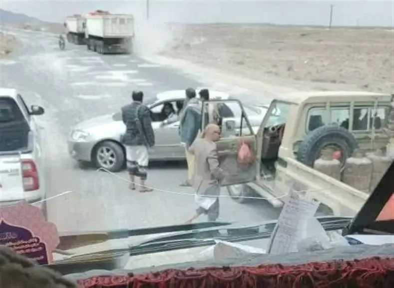 عناصر في نقطة حوثية يباغتون مواطنًا بوابل من الرصاص وينهون حياته على الفور