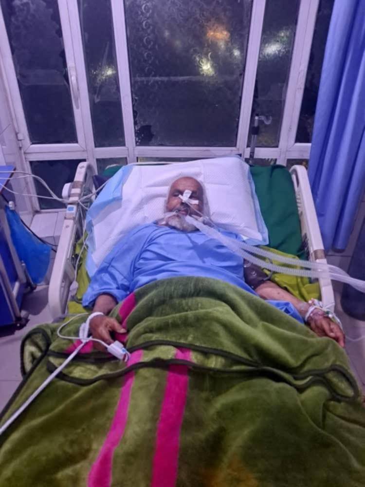 عنصر حوثي يباغت إمام مسجد مُسن بطعنات قاتلة في صنعاء