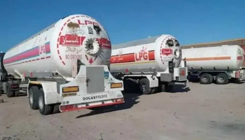 عودة لـ ”دولة القبائل”.. قطاعات قبلية تعطل شحن الوقود في مأرب وتنذر بأزمة وطنية