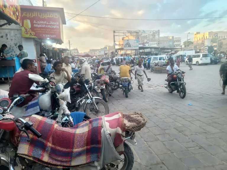 غزو الدراجات النارية يخنق شوارع لحج.. والمواطنون يصرخون: ”خطر يهدد حياتنا”!
