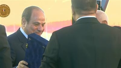 في احتفالية عيد العمال.. الرئيس السيسي يتسلم درع الاتحاد العام لنقابات عمال مصر