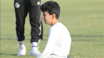 في نوبة بكاء حاد.. نجل مدرب شباب سمنود يشارك والده الحزن علي ضياع الصعود للقسم الثالث