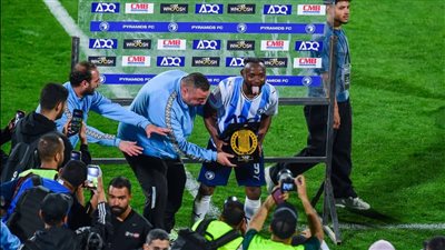 فيستون ماييلي يفوز بجائزة أفضل لاعب في مباراة الأهلي وبيراميدز