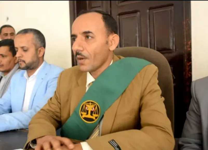 قاضٍ يحكم بنفي طفل من مدينة إب ومنعه من دخولها بعد حبس والده وجده!!