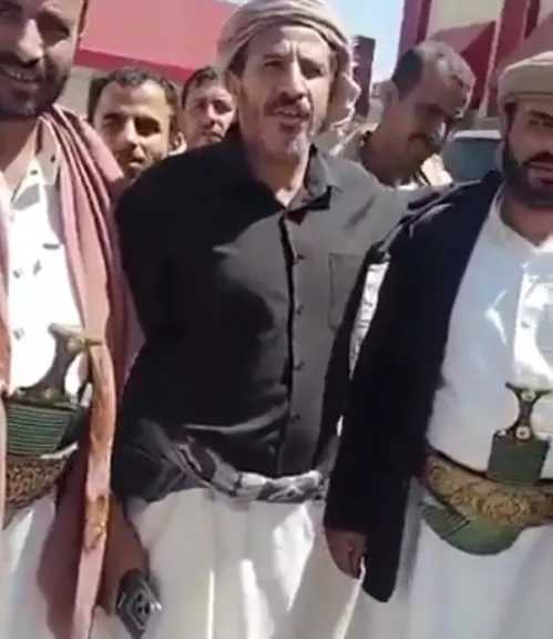 قبائل الجوف تنتصر.. شاهد أول فيديو للشيخ حمد بن راشد الحزمي بعد خروجه من سجون الحوثيين شامخ الرأس.. ماذا قال؟