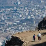 قناص يصطاد ‘‘ثمانينيًا’’ في تعز.. وطالبات مدرسة ينقذن حياته من الموت