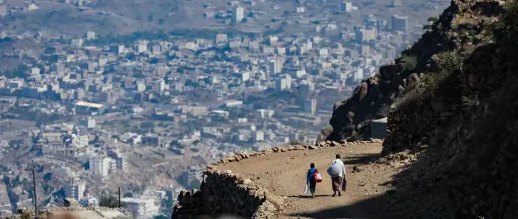 قناص يصطاد ‘‘ثمانينيًا’’ في تعز.. وطالبات مدرسة ينقذن حياته من الموت