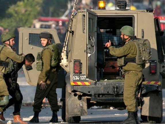 قوات الاحتلال الإسرائيلي تعتقل 12 فلسطينيا من الضفة الغربية