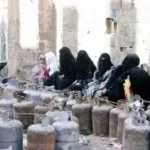 كارثة بلا حدود.. طوابير الغاز تملأ شوارع تعز والمواطنون يصرخون من الجوع!