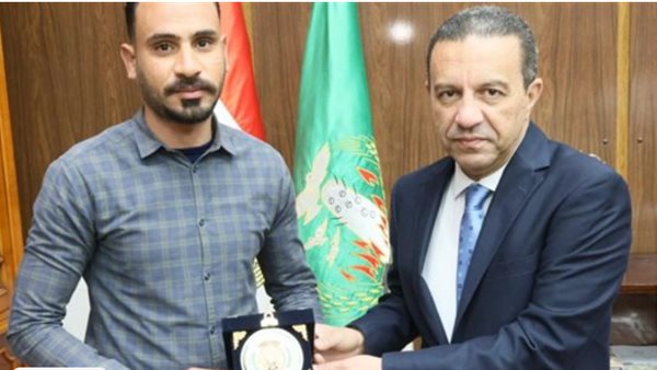 لإنقاذه فتاة من الغرق.. محافظ المنوفية يمنح أحمد البرماوي درع المحافظة ومكافأة مالية