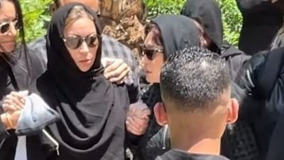 لبلبة تساندها.. الحزن والصدمة يسيطران على منة شلبي في جنازة والدها