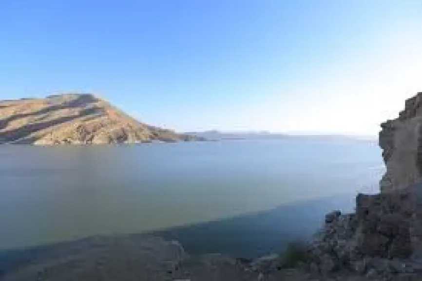 لحظة بلع الماء كانت النهاية.. إنقاذ ”معجزة” لطفل غرق في الطمي بجوار سد مأرب!