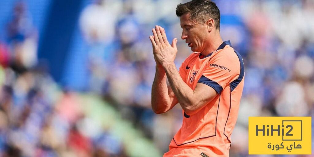 ليفاندوفسكي يدرس العروض قبل الرد على برشلونة