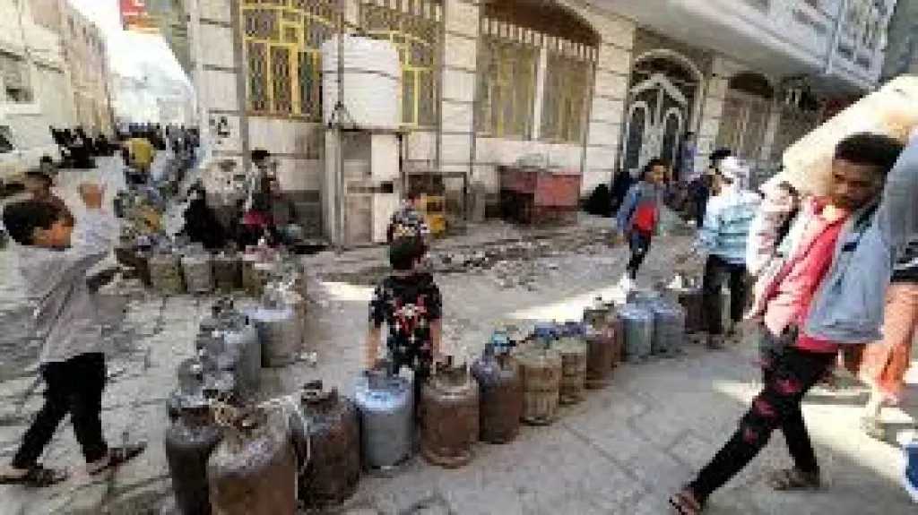 مأرب تحترق!: أزمة الغاز تدخل يومها الخامس والأسعار تتجاوز الـ 12 ألف.. هل سيتدخل العرادة؟