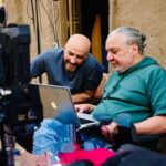 مجدي الهواري مع المخرج أحمد نادر جلال في كواليس جديدة حدوتة مالم يحكى عن بني مزار