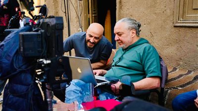 مجدي الهواري مع المخرج أحمد نادر جلال في كواليس جديدة حدوتة مالم يحكى عن بني مزار