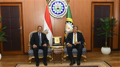 محافظ الدقهلية يستقبل محافظ الشرقية على هامش مؤتمر وحدات الكلى بالمنصورة