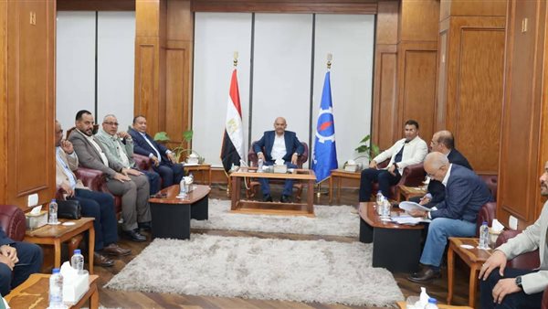 محافظ السويس يبحث مع النواب والشيوخ خطط التنمية وخدمات المواطنين