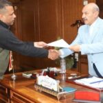 محافظ السويس يستجيب لشكوى مواطن ويوجه بإنهاء أوراقه خلال 24 ساعة