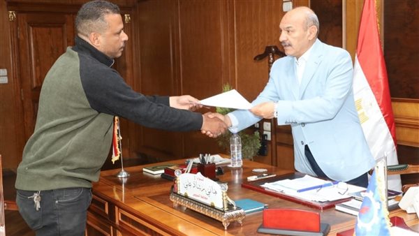 محافظ السويس يستجيب لشكوى مواطن ويوجه بإنهاء أوراقه خلال 24 ساعة