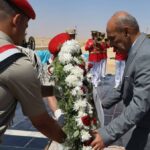 محافظ السويس يضع إكليل زهور على النصب التذكاري للجندي المجهول