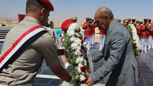محافظ السويس يضع إكليل زهور على النصب التذكاري للجندي المجهول
